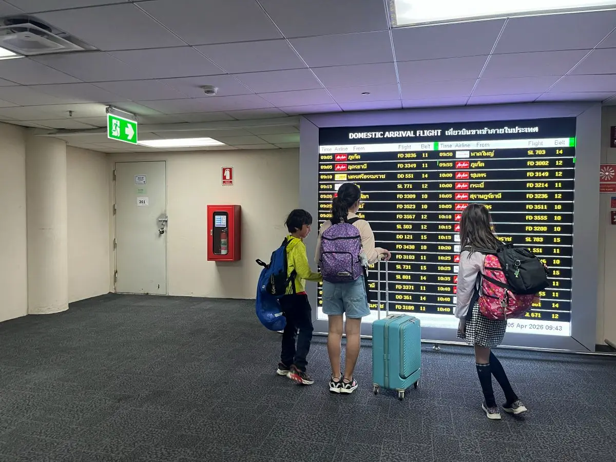 子連れ海外旅行で空港到着後にフライト案内を見る家族｜子供連れ海外旅行の流れ